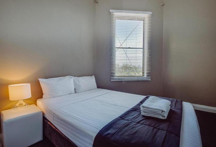 דירת שני חדרים, Crossroads