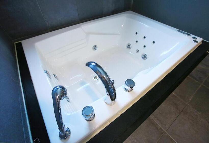 Quarto Deluxe, Friendly Dh Naissance Hotel By Mindrum Group