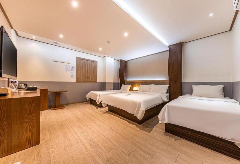 Quarto Familiar, Friendly Dh Naissance Hotel By Mindrum Group