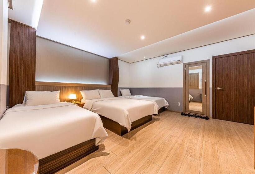 Quarto Familiar, Friendly Dh Naissance Hotel By Mindrum Group