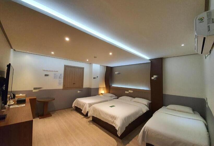 Quarto Familiar, Friendly Dh Naissance Hotel By Mindrum Group