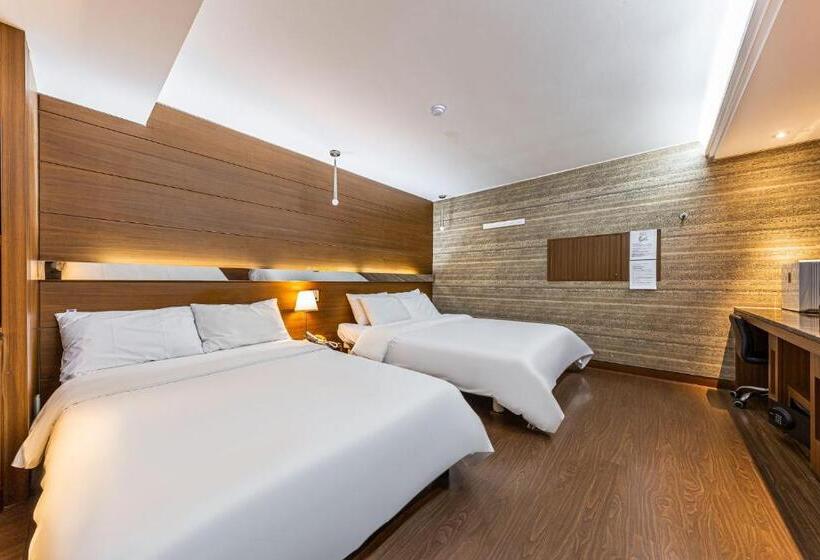 Quarto Familiar Deluxe, Friendly Dh Naissance Hotel By Mindrum Group
