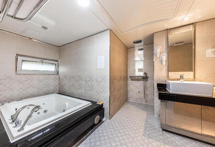 Quarto Familiar Deluxe, Friendly Dh Naissance Hotel By Mindrum Group