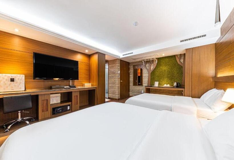 Quarto Familiar Deluxe, Friendly Dh Naissance Hotel By Mindrum Group