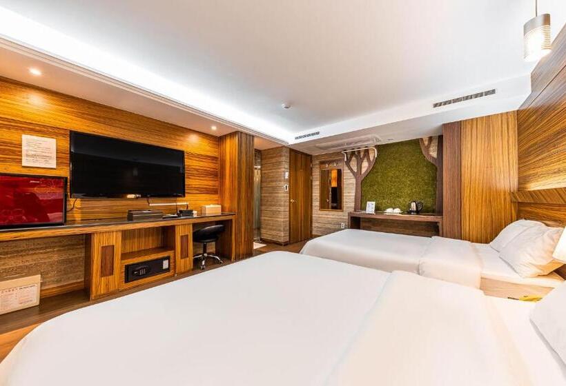 Quarto Familiar Deluxe, Friendly Dh Naissance Hotel By Mindrum Group