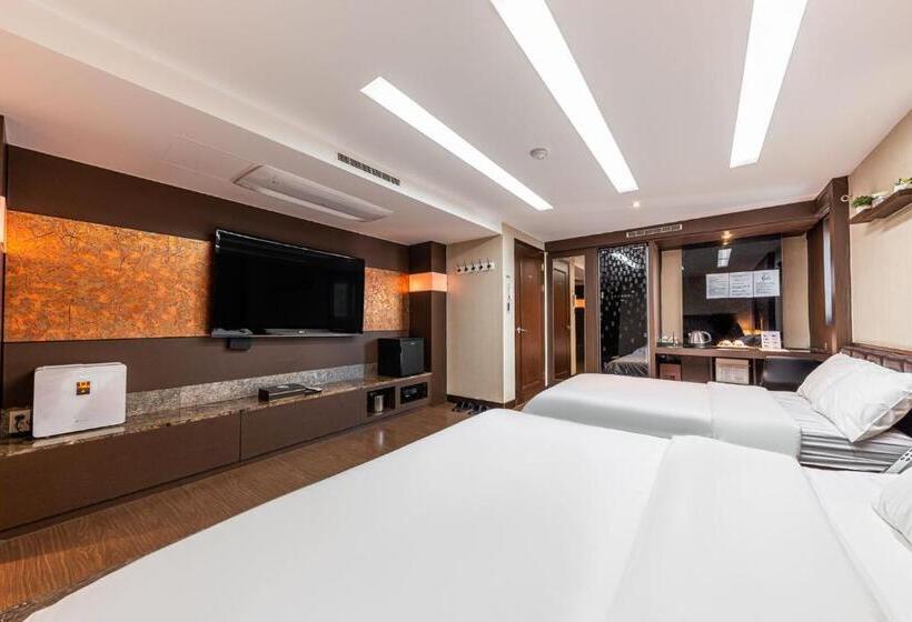 Quarto Deluxe, Friendly Dh Naissance Hotel By Mindrum Group