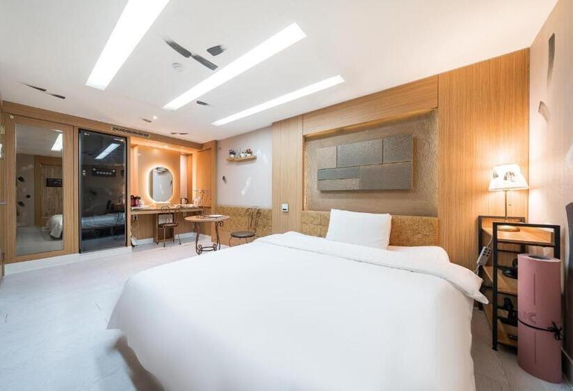 Quarto Deluxe, Friendly Dh Naissance Hotel By Mindrum Group