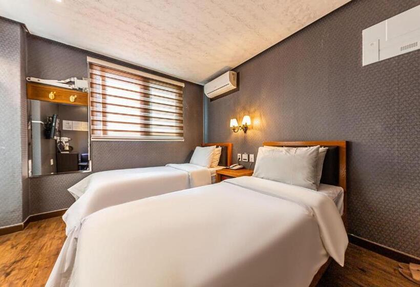 Quarto Economy, Friendly Dh Naissance Hotel By Mindrum Group