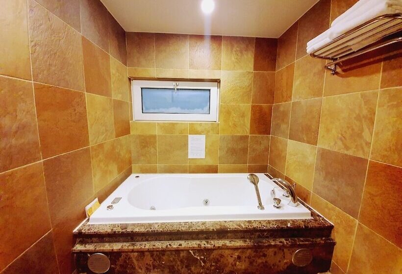 Quarto Deluxe, Friendly Dh Naissance Hotel By Mindrum Group