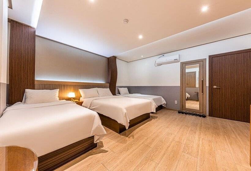 Quarto Familiar, Friendly Dh Naissance Hotel By Mindrum Group