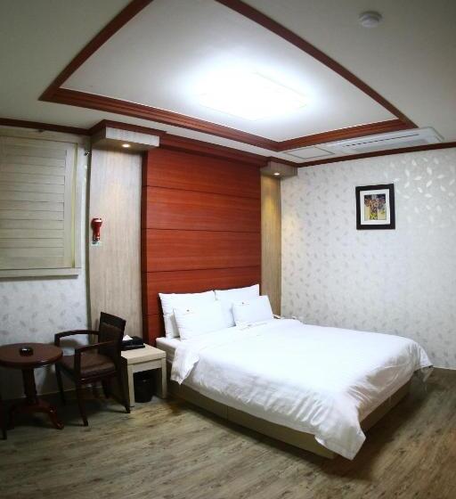 スタンダードルーム, Metro Pol Tourist