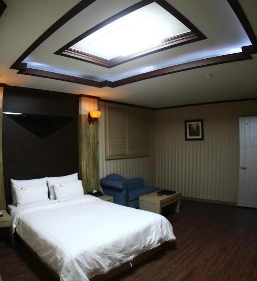 デラックスルーム, Metro Pol Tourist