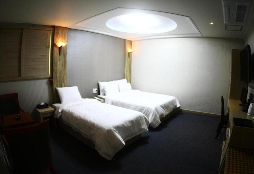 デラックスルーム, Metro Pol Tourist