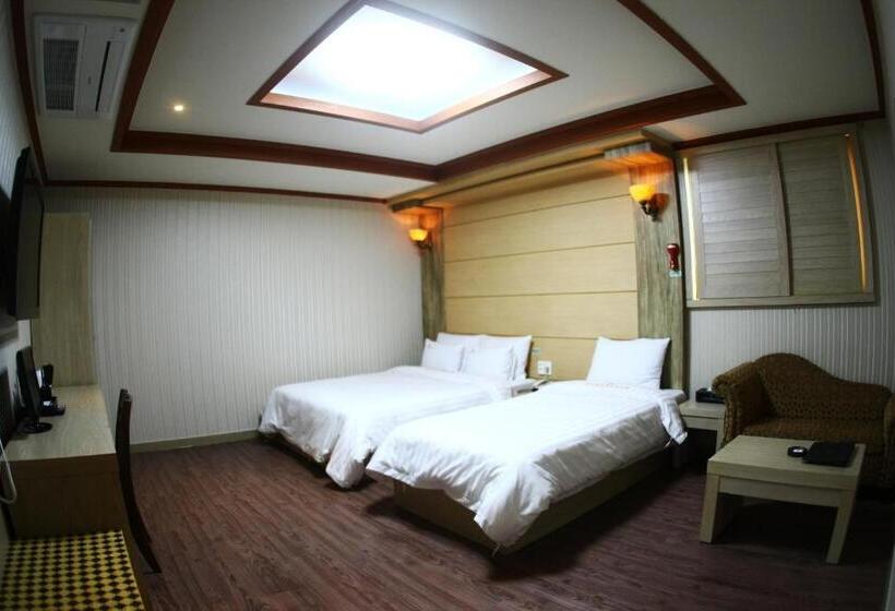 デラックスルーム, Metro Pol Tourist