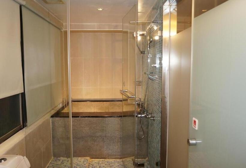 اتاق استاندارد با وان آب گرم, Say Love