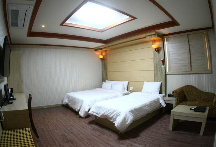 デラックスルーム, Metro Pol Tourist