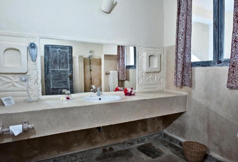 اتاق استاندارد چهارنفره با چشمانداز باغ, Jacaranda Beach Resort