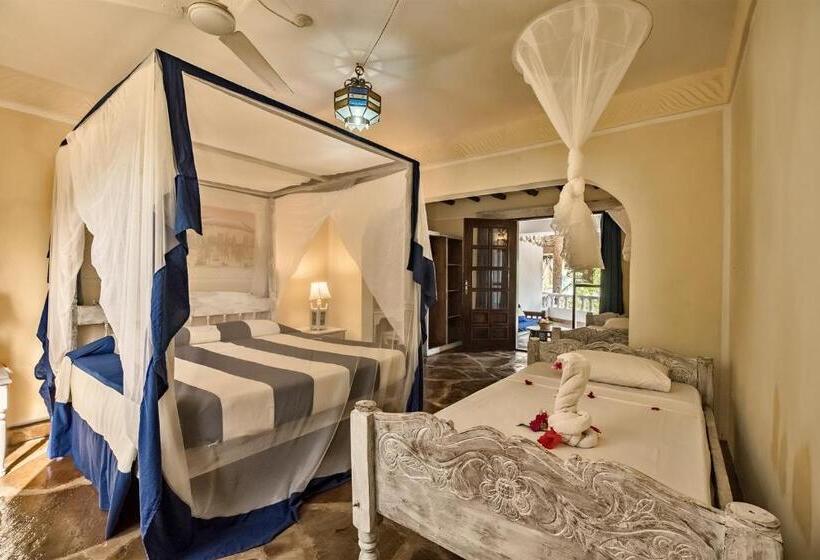 اتاق استاندارد چهارنفره با چشمانداز باغ, Jacaranda Beach Resort