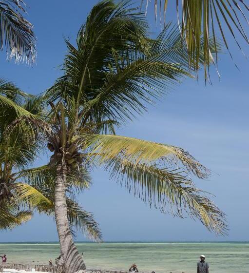 اتاق استاندارد سه تخته با چشمانداز باغ, Jacaranda Beach Resort