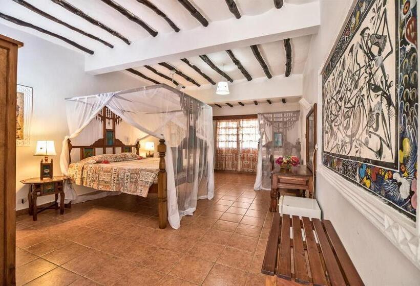 اتاق استاندارد سه تخته با چشمانداز باغ, Jacaranda Beach Resort