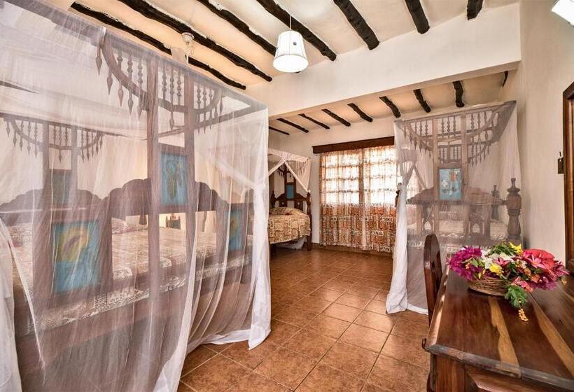 اتاق استاندارد سه تخته با چشمانداز باغ, Jacaranda Beach Resort