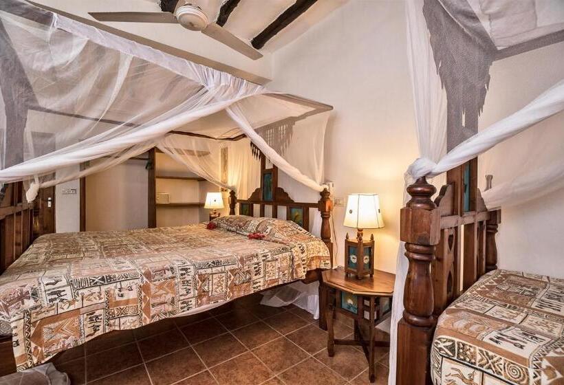 اتاق استاندارد سه تخته با چشمانداز باغ, Jacaranda Beach Resort