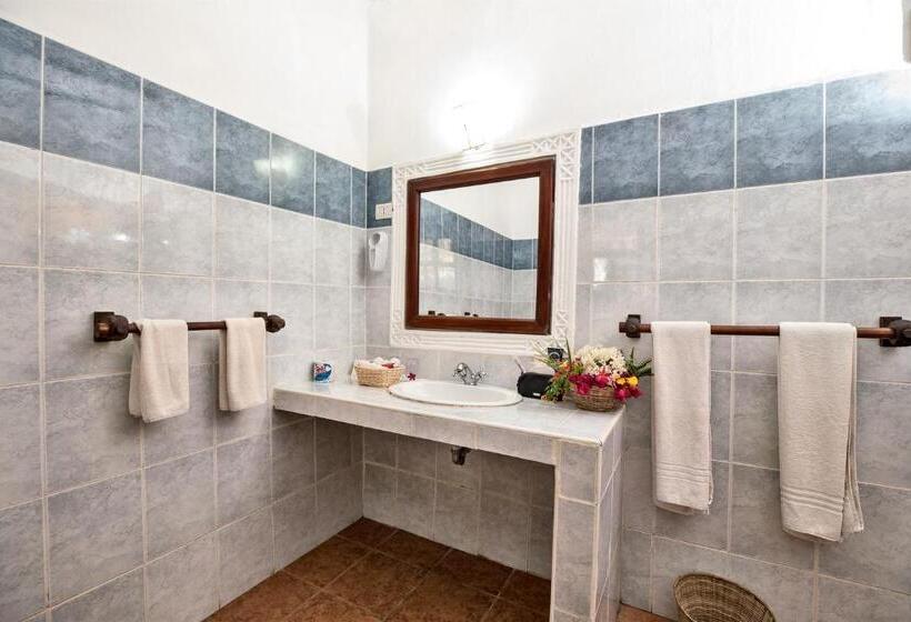 اتاق استاندارد سه تخته با چشم‌انداز باغ, Jacaranda Beach Resort