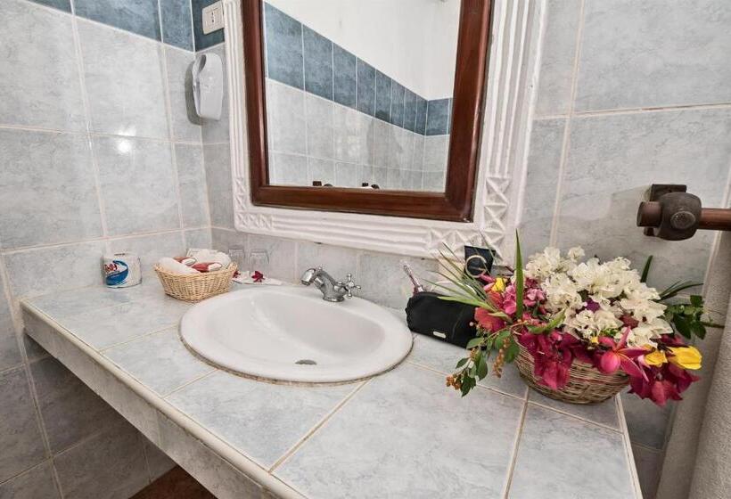 اتاق استاندارد سه تخته با چشمانداز باغ, Jacaranda Beach Resort