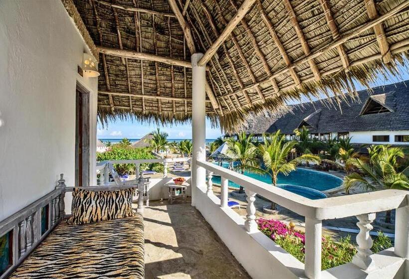 اتاق استاندارد سه تخته با چشمانداز باغ, Jacaranda Beach Resort