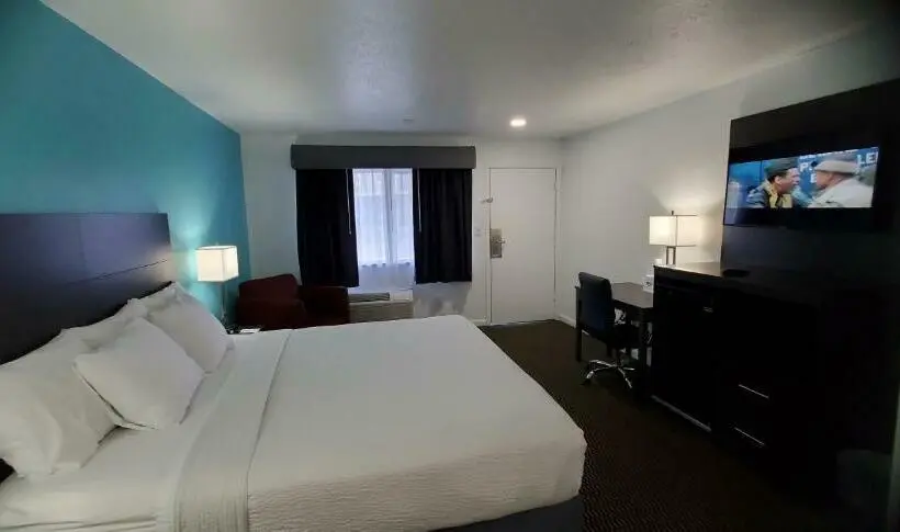 キングサイズベッドのスタンダードルーム, Travelodge By Wyndham Livonia Canton Novi Detroit Area