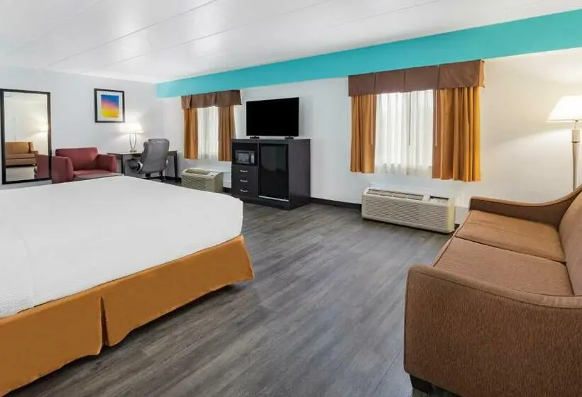 キングサイズベッドのデラックススイート, Travelodge By Wyndham Livonia Canton Novi Detroit Area