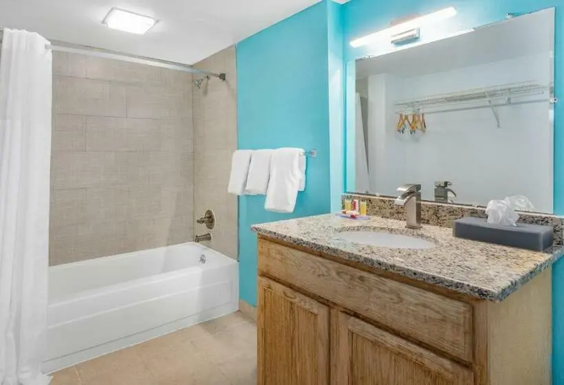 キングサイズベッドのデラックススイート, Travelodge By Wyndham Livonia Canton Novi Detroit Area