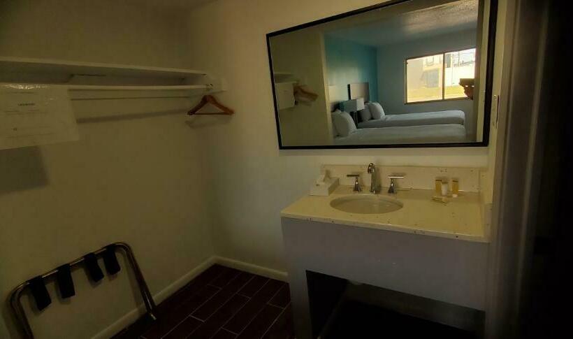 غرفه قياسيه سريرين مزدوجين, Travelodge By Wyndham Livonia Canton Novi Detroit Area