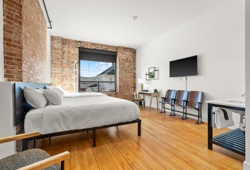 스탠다드 룸, The Literary