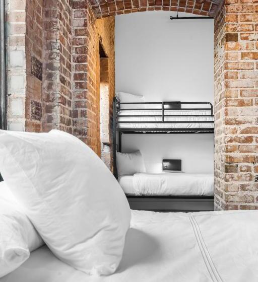 디럭스 패밀리 룸, The Literary