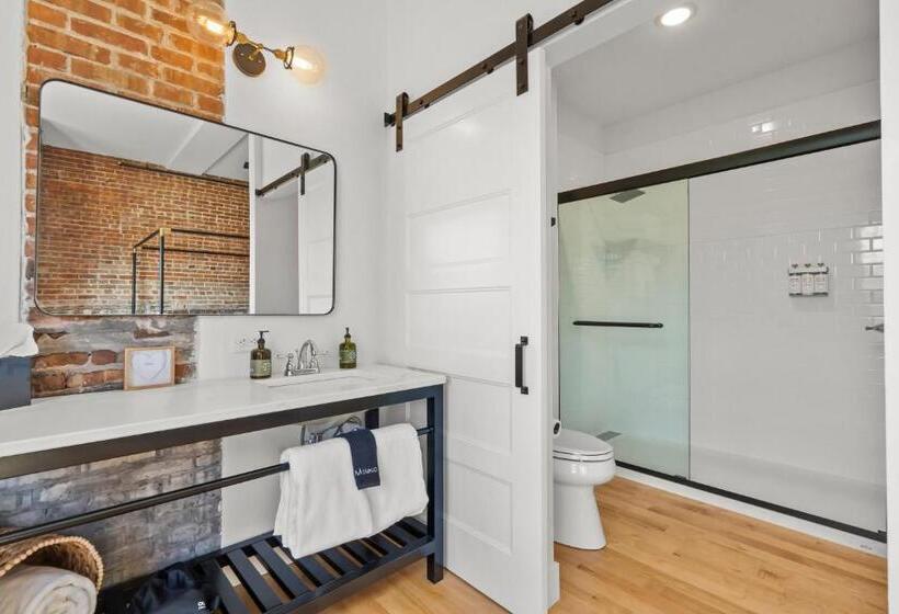 스탠다드 룸 킹사이즈 침대, The Literary