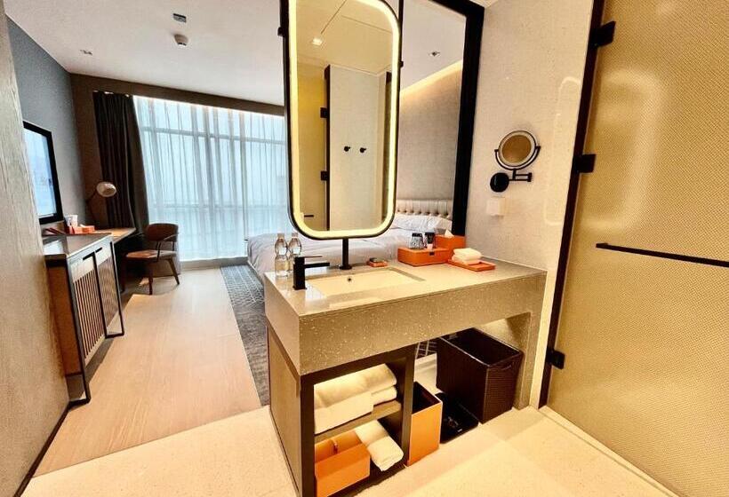 Номер Deluxe Кровать Кинг Вид на Город, Four Points By Sheraton Chongqing, Yongchuan