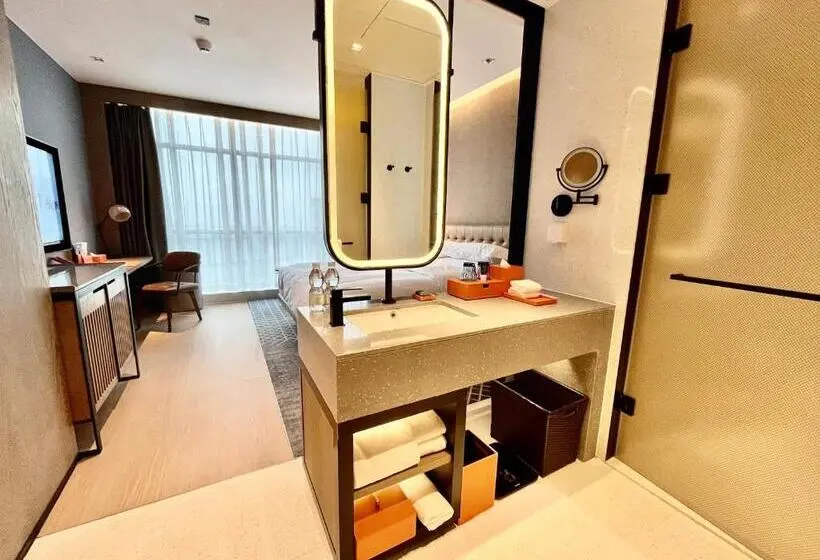 اتاق دلوکس با تخت کینگ و چشم‌انداز شهر, Four Points By Sheraton Chongqing, Yongchuan