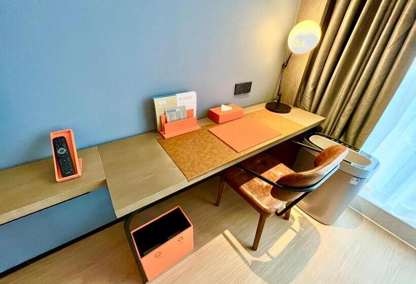 اتاق دلوکس با تخت کینگ و چشمانداز شهر, Four Points By Sheraton Chongqing, Yongchuan