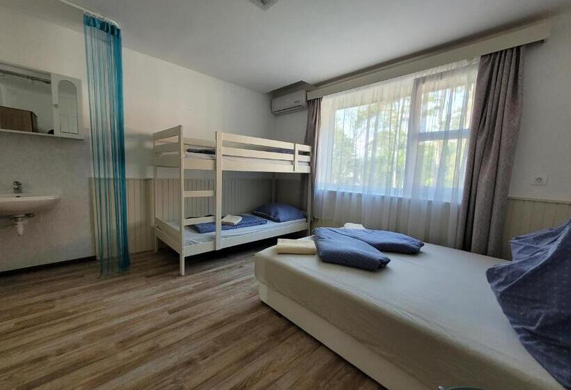 스탠다드 4인용 룸 공용 욕실, Villa Adele