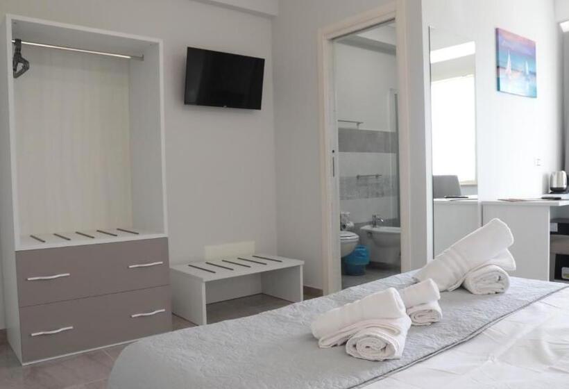 اتاق لوکس با بالکن و چشم‌انداز دریا, Blue Marine   Free Parking