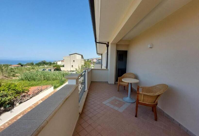 اتاق لوکس با بالکن و چشم‌انداز دریا, Blue Marine   Free Parking