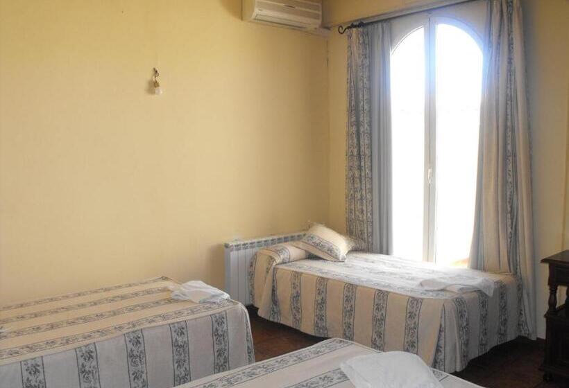 غرفة قياسية ثلاثية, Hostal Nicol's