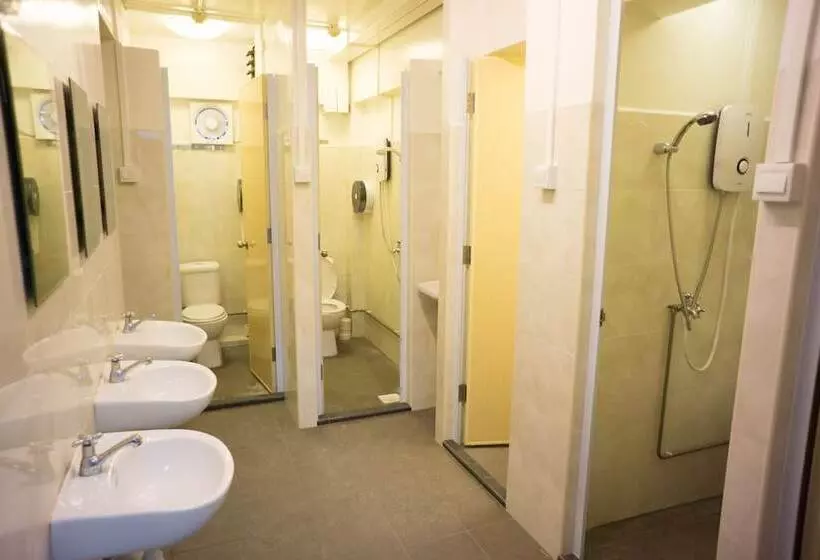 اتاق خانوادگی با سرویس بهداشتی مشترک, Ark Hostel