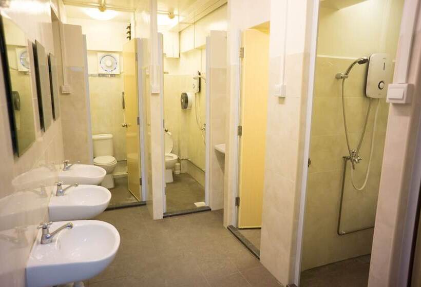 تختخواب در اتاق مشترک, Ark Hostel