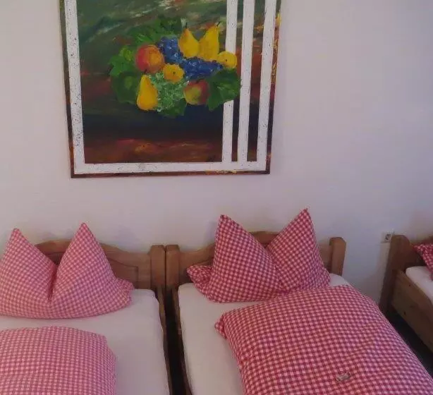 اتاق استاندارد سه تخته با بالکن, Gästehaus Huber   Traditional Sixties Hostel