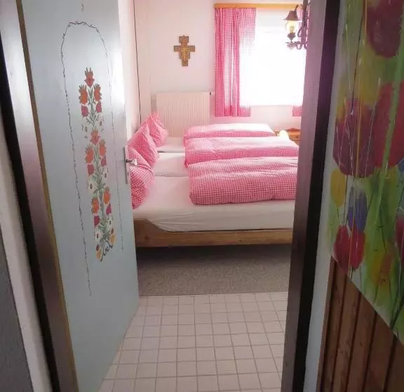 اتاق استاندارد سه تخته با بالکن, Gästehaus Huber   Traditional Sixties Hostel