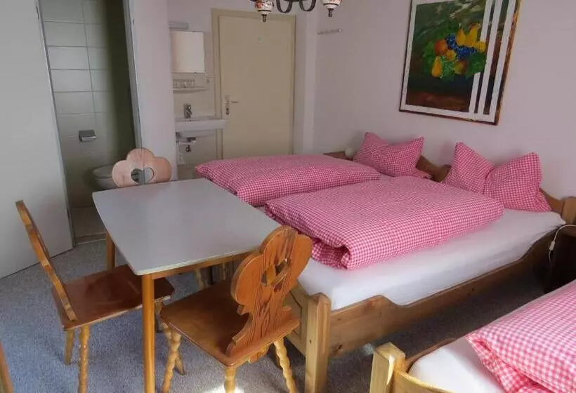 اتاق استاندارد سه تخته با بالکن, Gästehaus Huber   Traditional Sixties Hostel