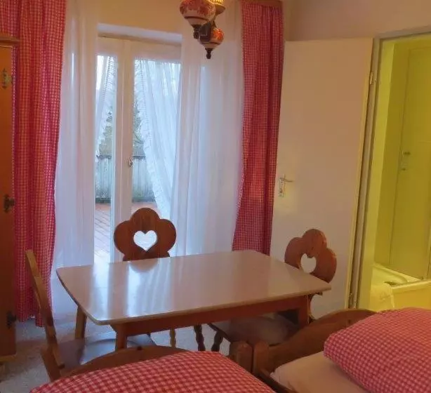 اتاق استاندارد سه تخته با بالکن, Gästehaus Huber   Traditional Sixties Hostel
