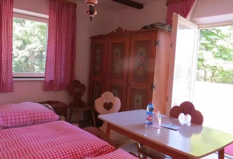 اتاق استاندارد سه تخته با بالکن, Gästehaus Huber   Traditional Sixties Hostel